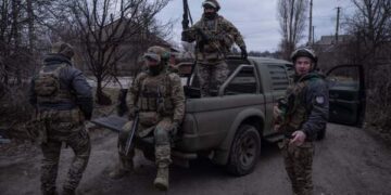 Бывший командующий армией, считающийся главным соперником Зеленского, рассказал агентству AP о разногласиях между ними.