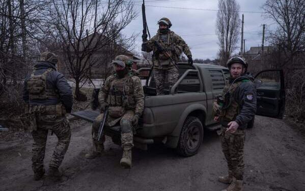Бывший командующий армией, считающийся главным соперником Зеленского, рассказал агентству AP о разногласиях между ними.