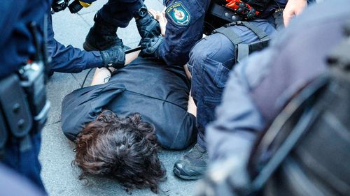 Нарастает напряженность на фоне сбора протестующих после заявлений о жестокости полиции.