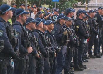 Нарастает напряженность на фоне сбора протестующих после заявлений о жестокости полиции.