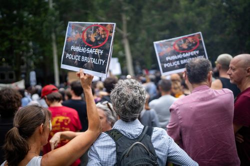 Нарастает напряженность на фоне сбора протестующих после заявлений о жестокости полиции.