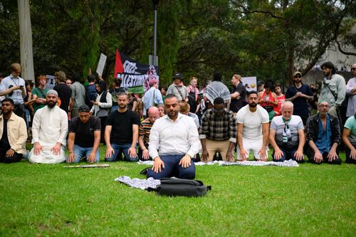 Нарастает напряженность на фоне сбора протестующих после заявлений о жестокости полиции.