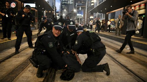 Нарастает напряженность на фоне сбора протестующих после заявлений о жестокости полиции.