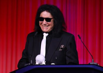 Джин Симмонс сравнил славу Тейлор Свифт с битломанией: «Это почти культ».