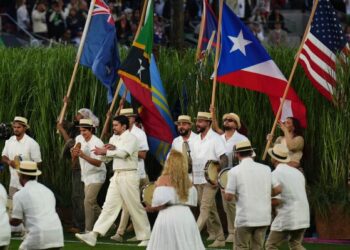 «Боже, благослови Америку»: почему выступление Bad Bunny в перерыве Суперкубка имело большой резонанс за пределами США.