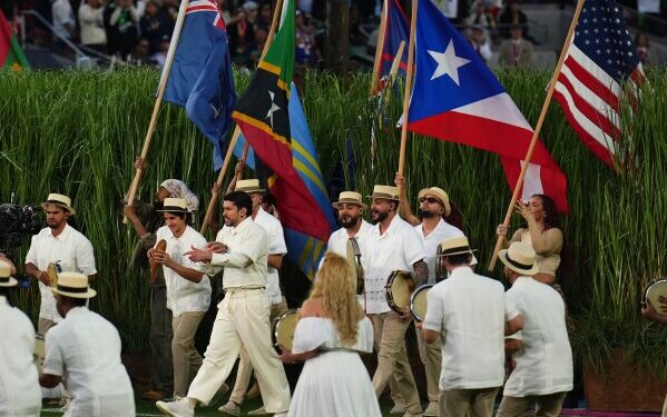 «Боже, благослови Америку»: почему выступление Bad Bunny в перерыве Суперкубка имело большой резонанс за пределами США.