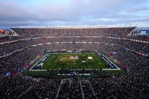 «Боже, благослови Америку»: почему выступление Bad Bunny в перерыве Суперкубка имело большой резонанс за пределами США.