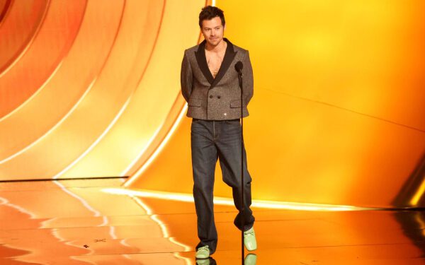 Гарри Стайлз станет куратором лондонского фестиваля и выступит хедлайнером в уютном зале. Гарри Стайлз станет куратором лондонского фестиваля и выступит хедлайнером в уютном зале.