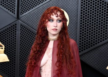 Вот неожиданный предмет, который визажист Чаппелл Роан использовала, чтобы эффектно продемонстрировать пирсинг сосков на церемонии вручения премии «Грэмми».