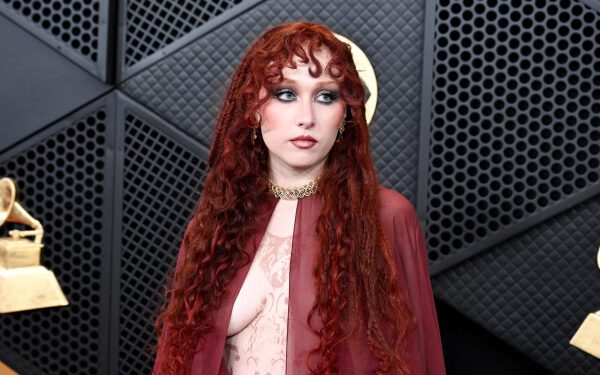 Вот неожиданный предмет, который визажист Чаппелл Роан использовала, чтобы эффектно продемонстрировать пирсинг сосков на церемонии вручения премии «Грэмми».