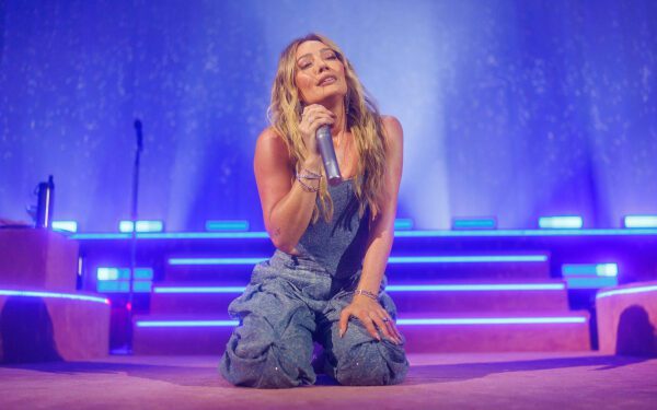 Хилари Дафф подтвердила, что её новая песня «We Don't Talk» посвящена сестре Хейли, которая «сейчас не присутствует в моей жизни». Хилари Дафф подтвердила, что её новая песня «We Don't Talk» посвящена сестре Хейли, которая «сейчас не присутствует в моей жизни».