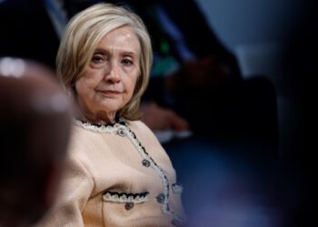 Хиллари Клинтон обвиняет администрацию Трампа в «сокрытии» информации о документах, касающихся Эпштейна.