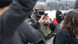 Ноэм заявила, что сотрудникам Министерства внутренней безопасности в Миннеаполисе будут выданы нательные видеокамеры. Ноэм заявила, что сотрудникам Министерства внутренней безопасности в Миннеаполисе будут выданы нательные видеокамеры.