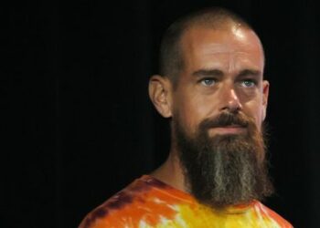 Сотни австралийцев могут пострадать после того, как технологический гигант сократит 4000 рабочих мест.