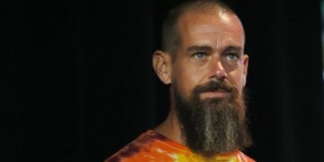 Сотни австралийцев могут пострадать после того, как технологический гигант сократит 4000 рабочих мест.