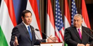 Лидер венгерской оппозиции Мадьяр обещает вернуть Венгрию на Запад в начале своей кампании.