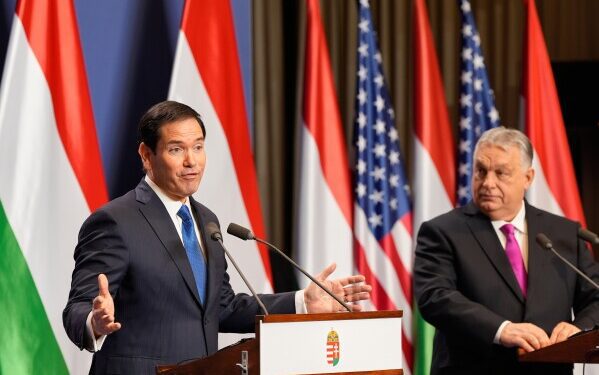 Лидер венгерской оппозиции Мадьяр обещает вернуть Венгрию на Запад в начале своей кампании. Лидер венгерской оппозиции Мадьяр обещает вернуть Венгрию на Запад в начале своей кампании.