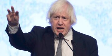 Венгрия заявляет, что заблокирует ключевой кредит ЕС Украине до возобновления поставок российской нефти.