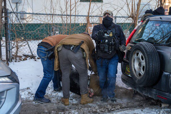В Миннеаполисе сотрудники иммиграционной службы достали оружие и арестовали преследующих их активистов.