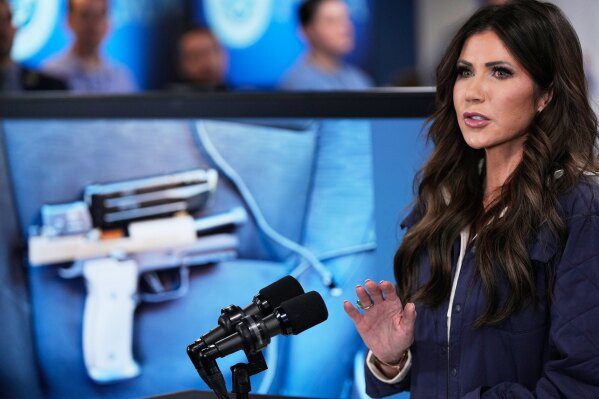 В Миннеаполисе сотрудники иммиграционной службы достали оружие и арестовали преследующих их активистов.