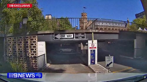 Инспектор был уволен после выписки фальшивых штрафов на университетской парковке.