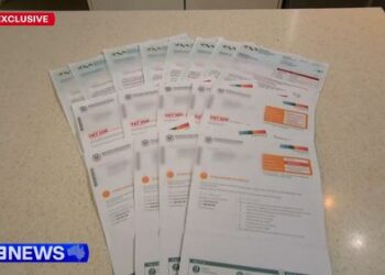 Инспектор был уволен после выписки фальшивых штрафов на университетской парковке.