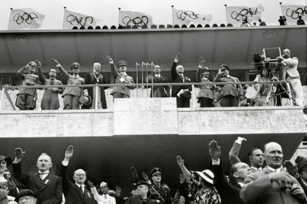 МОК подвергся критике за продажу футболки с символикой Олимпийских игр нацистской эпохи.