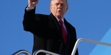 Иран заявил о временном закрытии Ормузского пролива в связи с проведением очередных непрямых переговоров с США.