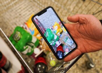 Итальянская полиция применила слезоточивый газ во время столкновений протестующих возле хоккейного стадиона на зимних Олимпийских играх.