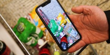 Итальянская полиция применила слезоточивый газ во время столкновений протестующих возле хоккейного стадиона на зимних Олимпийских играх.