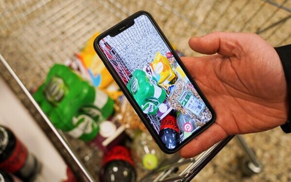 Итальянская полиция применила слезоточивый газ во время столкновений протестующих возле хоккейного стадиона на зимних Олимпийских играх.