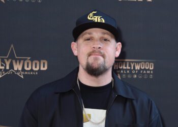 Джоэл Мэдден говорит, что жалеет, что не написал песню "Israel's Son" (издание Silverchair). Джоэл Мэдден говорит, что жалеет, что не написал песню «Israel's Son» (издание Silverchair).