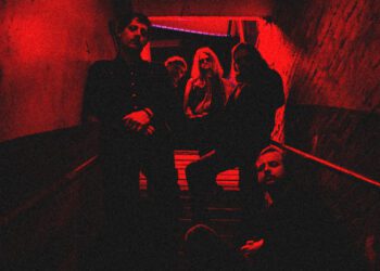 Группа Johnny Blue Skies & the Dark Clouds анонсировала свой грядущий альбом «Mutiny After Midnight» — и это будет «танцевальная пластинка». Группа Johnny Blue Skies & the Dark Clouds анонсировала свой грядущий альбом «Mutiny After Midnight» — и это будет «танцевальная пластинка».