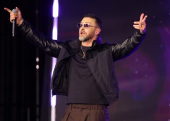 Джастин Тимберлейк впервые выступил после того, как сообщил о своем диагнозе болезни Лайма, в память о Фаррелле. Джастин Тимберлейк впервые выступил после того, как сообщил о своем диагнозе болезни Лайма, в память о Фаррелле.