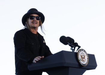 Кид Рок поделился цитатой Коби Брайанта о любви к «ненавистникам» на фоне критики его выступления в перерыве матча команды Turning Point.