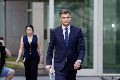 Смена лидера Либеральной партии подтверждена накануне экстренного заседания партийного собрания.