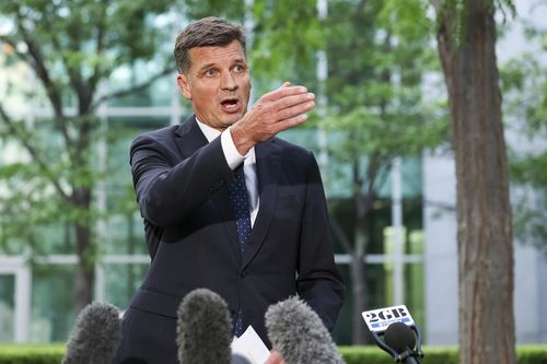 Смена лидера Либеральной партии подтверждена накануне экстренного заседания партийного собрания.