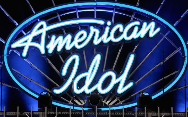 Участник шоу «American Idol» Калеб Флинн обвинен в убийстве жены и инсценировке места преступления.