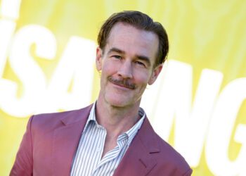 Звезда сериала «Доусонс Крик» Джеймс Ван Дер Бик скончался в возрасте 48 лет после борьбы с раком.