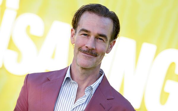 Звезда сериала «Доусонс Крик» Джеймс Ван Дер Бик скончался в возрасте 48 лет после борьбы с раком.