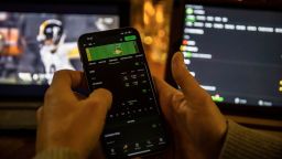 «Они всё испортили»: как зависимость от спортивных ставок и процесс выздоровления влияют на отношения мужчин с друзьями, семьёй и болельщиками.