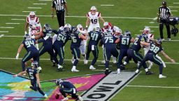 «Это настоящие отморозки»: защита «Сиэтла» разгромила «Патриотов» в матче, который войдет в историю Супербоула.