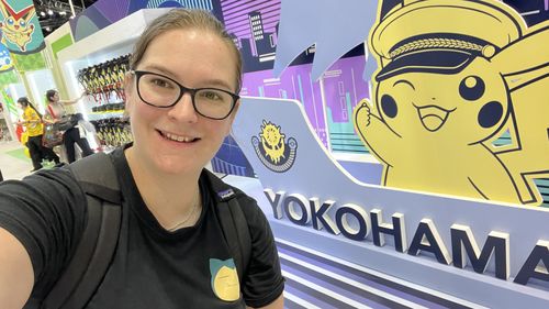 Люси зарабатывает больше денег, торгуя карточками покемонов, чем на своей работе с 9 до 5.