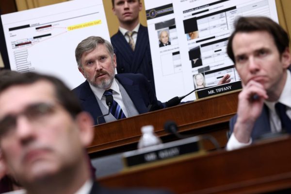 Связи Лутника с Эпштейном вызывают опасения на Уолл-стрит, но не в Белом доме.