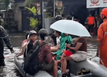 Крупнейший туристический центр Австралии пострадал от проливных дождей и внезапных наводнений. Крупнейший туристический центр Австралии пострадал от проливных дождей и внезапных наводнений.