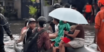 Крупнейший туристический центр Австралии пострадал от проливных дождей и внезапных наводнений.