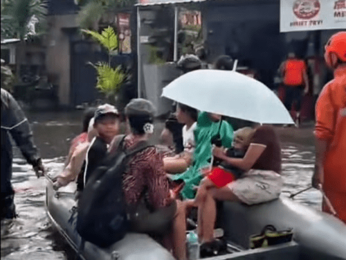 Крупнейший туристический центр Австралии пострадал от проливных дождей и внезапных наводнений. Крупнейший туристический центр Австралии пострадал от проливных дождей и внезапных наводнений.