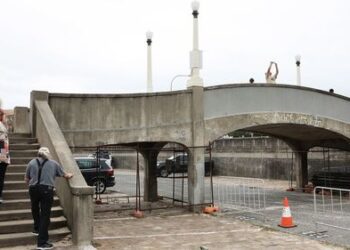 Мужчина арестован после того, как, предположительно, имитировал стрельбу возле пешеходного моста в Бонди.