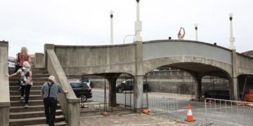 Мужчина арестован после того, как, предположительно, имитировал стрельбу возле пешеходного моста в Бонди.