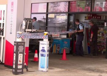 Мужчина застрелен после того, как женщина получила ножевые ранения во время вторжения в дом в штате Новый Южный Уэльс.